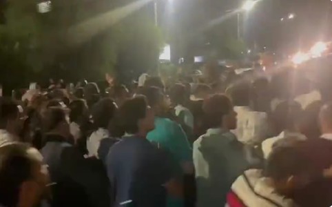 Zeci de persoane încearcă să ia cu asalt Ambasada Israelului din Iordania după explozia de la spitalul din Gaza - VIDEO
