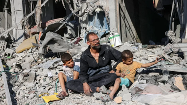 Armata israeliană ordonă palestinienilor din Fâşia Gaza să se ducă în regiunea Mawasi, în care ”va fi dirijat ajutor internaţional în caz de necesitate”. Doi ofiţeri Hamas, ”eliminaţi”, inclusiv ”comandantul sistemului antitanc” Muhammad Alwadia