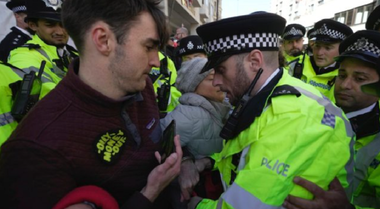 Greta Thunberg, inculpată, într-un grup de 26 de activişti, cu privire la tulburarea ordinii publice prinr-o manifestaţie la Londra. Ea a fost eliberată sub control judiciar şi urmează să compară în justiţie la 15 noiembrie