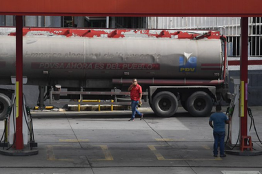 Statele Unite relaxează sancţiunile impuse Venezuelei în sectoarele, petrolier, al gazelor naturale şi aurului, în urma unui acord între putere şi opoziţie, în Barbados, în vederea organizării unor alegeri prezidenţiale în 2024