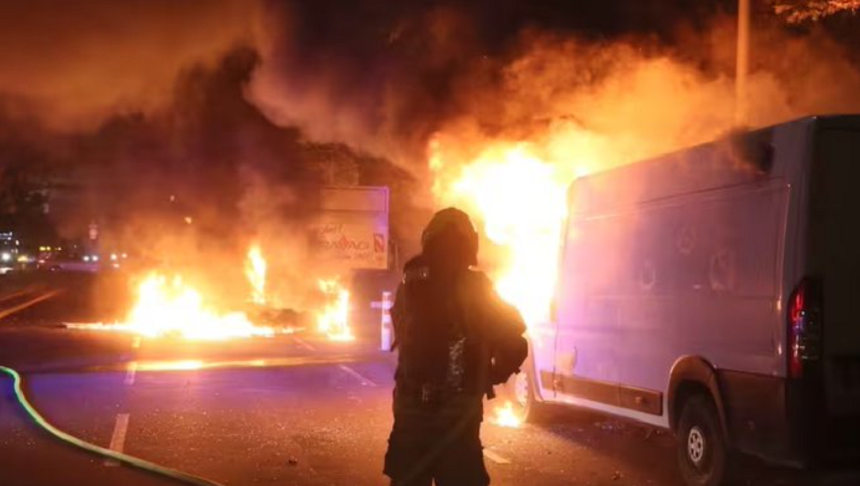 Şaizeci şi cinci de poliţişti răniţi în carterul Neukölln, la Berlin, la o manifestaţie propalestiniană. 175 de arestări. Manifestanţi au aruncat cu pietre şi dispozitive pirotehnice, poliţia a răspuns cu tunuri cu apă. Scholz cere împiedicarea unor manifestaţii care pot degenera