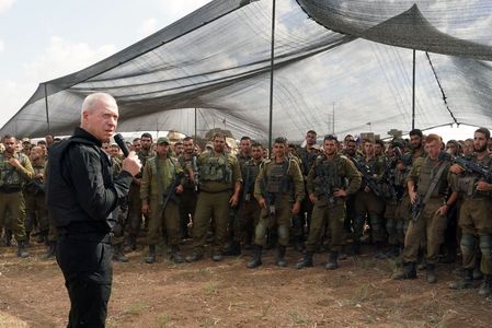 Ministrul israelian al apărării le spune soldaţilor că în curând vor vedea Gaza "din interior"