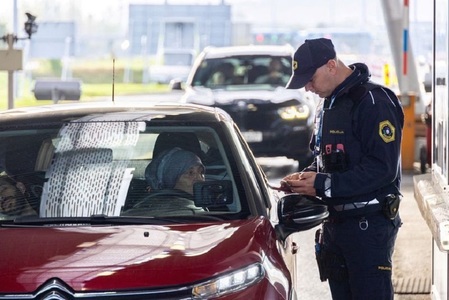 Slovenia a desfăşurat sâmbătă poliţia la punctele de trecere a frontierei cu Croaţia şi Ungaria, pentru a preveni potenţialele ameninţări la adresa securităţii