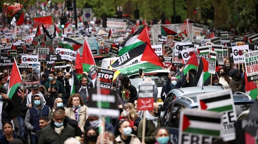 Aproximativ 100.000 de oameni s-au alăturat sâmbătă unei demonstraţii pro-palestiniene din centrul Londrei
