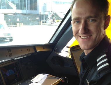 Un pilot în afara serviciului încearcă să oprească, în zbor, motoarele unui avion de tip Embraer 175 aparţinând companiei Alaska Airlines către San Francisco. Avionul, deturnat către Portland, suspectul imobilizat de echipaj, inculpat de 83 de capete de acuzare