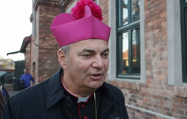 Un episcop polonez, Grzegorz Kaszak, nevoit să demisioneze în urma unui scandal provocat de un preot din dioceza sa care a organizat o orgie la care a invitat un prostituat, care şi-a pierdut cunoştinţa. Presa poloneză evocă mai multe scandaluri gay