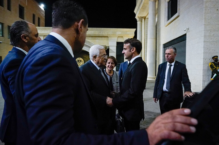 Emmanuel Macron, primit la Ramallah, de Mahmoud Abbas