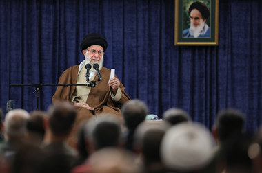 Liderul suprem iranian, ayatollahul Ali Khamenei, acuză SUA că ”conduc cumva” războiul Israelului în Fâşia Gaza, că sunt ”complice incontestabile la crime” şi că au ”pe mâini sângele oprimaţilor”