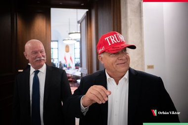 "Ia uite ce a venit azi prin poştă!" Viktor Orban pozează cu o şapcă de la Trump