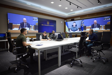 Zelenski cere, la summitul de la Bruxelles, lansarea unor negocieri de aderare a Ucrainei la UE la următorul summit, la jumătatea lui decembrie. El acuză Rusia că vizează Estonia şi Polonia