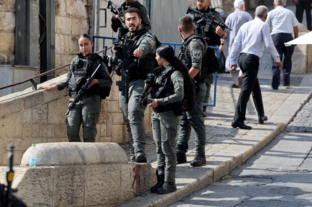 Poliţişti israelieni împing femei în vârstă care vor să intre în Moscheea Al-Aqsa şi jurnalişti CNN care asistă la scene