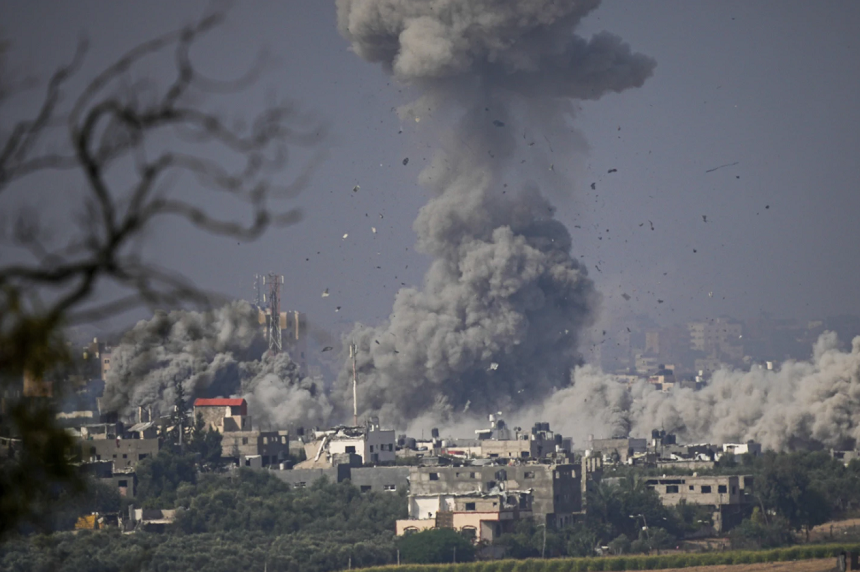 Lupte terestre şi bombardamente masive în Gaza izolată de lume
