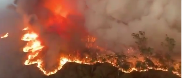 Locuitorii din zonele rurale din Australia, îndemnaţi să evacueze în timp ce incendiile de vegetaţie fac ravagii