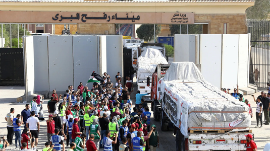 Zece TIR-uri cu hrană şi furnituri medicale intră în Fâşia Gaza, anunţă Semiluna Roşie palestiniană. CNN: Procurorul-şef al CPI Karim Khan, se află la punctul de trecerea frontierei de la Rafah