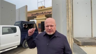 Curtea Penală Internaţională avertizează Israelul că ”împiedicarea accesului accesului ajutorului umanitar” în Fâşia Gaza poate constitui o ”crimă”. Khan: ”La Rafah, am văzut TIR-uri blocate, pline cu bunuri şi ajutor umanitar, departe de gurile înfometate şi de răniţi”