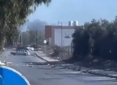Tancuri israeliene ajung la marginea oraşului Gaza şi taie principala axă rutieră care leagă nordul şi sudul Fâşiei Gaza. ”Ele trag în orice vehicul care circulă acolo”, declară martori