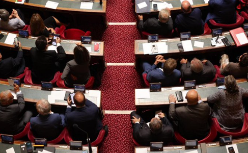 Senatul francez adoptă un proiect de lege care interzice scrierea ”incluzivă”. Vizate, şi cuvintele care substituie folosirea genului masculin, atunci când este utilizat  într-un sens generic
