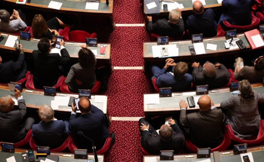 Senatul francez adoptă un proiect de lege care interzice scrierea ”incluzivă”. Vizate, şi cuvintele care substituie folosirea genului masculin, atunci când este utilizat  într-un sens generic