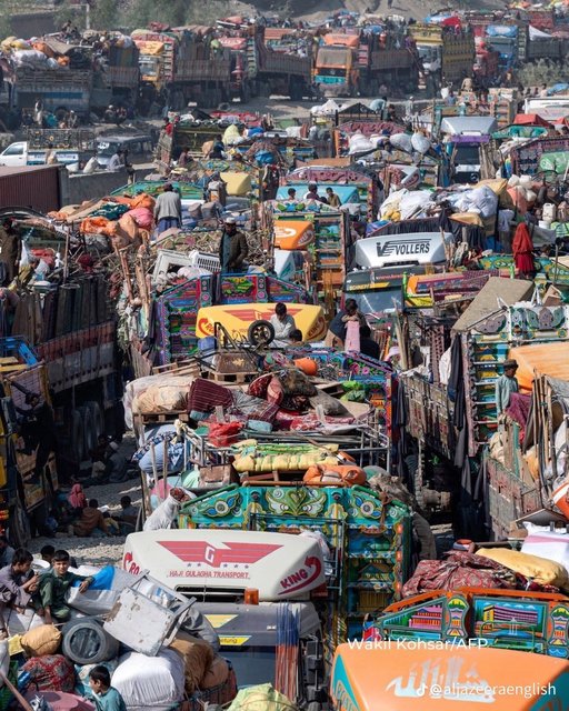 O nouă criză umanitară: Afganii refugiaţi sunt nevoiţi să se întoarcă la regimul taliban. Pakistanul vrea să expulzeze 1,7 milioane de persoane
