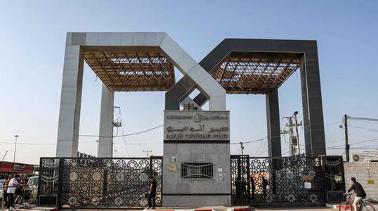 Primii străini şi binaţionali ies din Fâşia Gaza prin terminalul de la Rafah în Egipt, în a 26-a zi a Războiului Israel-Hamas, în urma unui acord negociat de Qatar între Egipt, Israel şi Hamas, în coordonare cu SUA