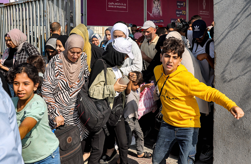 Un prim grup de străini sau cu dublă cetăţenie soseşte în Egipt din Fâşia Gaza