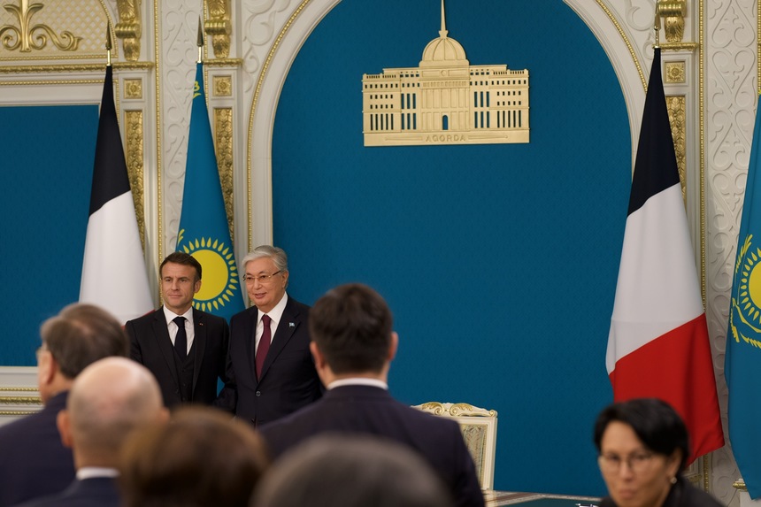 Kazahstanul îl primeşte pe preşedintele Emmanuel Macron sub privirile dezaprobatoare ale Moscovei