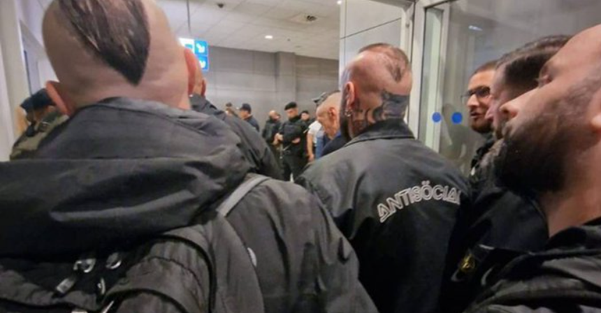 Un grup de 21 de activişti italieni de extremă dreapta din cadrul CasaPound, arestat în Grecia, venit la comemorarea asasinării a doi membri ai partidului neofascist Zori Aurii în 2013