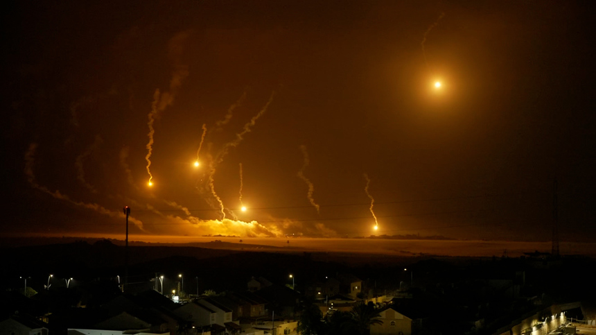 Flăcări şi explozii intense au luminat cerul din Gaza joi noapte
