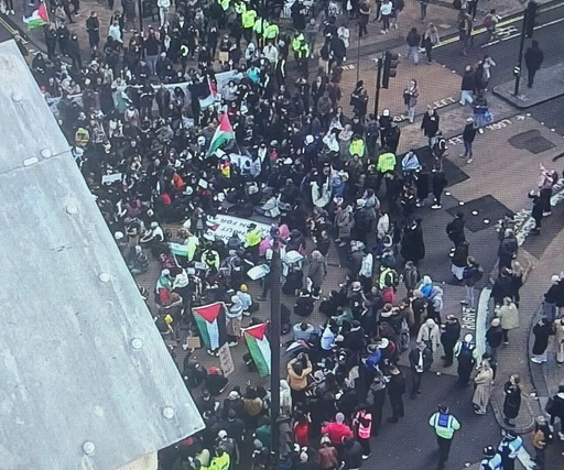 Mii de manifestanţi la Berlin, Paris, Londra în semn de solidaritate cu palestinienii. La Paris se strigă: "Palestina va trăi, Palestina va învinge". La Londra, manifestanţii au blocat traficul la Oxford Circus