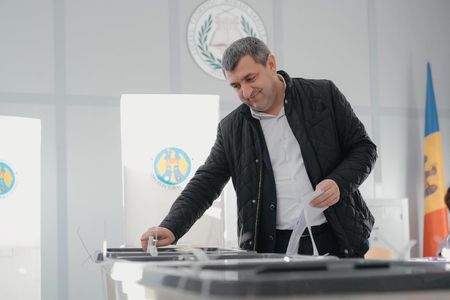 Alegeri locale în R. Moldova - Candidatul PAS, primul dintre cadidaţii pentru Primăria Chişinău care şi-a exercitat dreptul de vot / Candidatul Partidului Acasă Construim Europa nu a putut vota, pentru că avea domiciliul la Chişinău de mai puţin de 3 luni