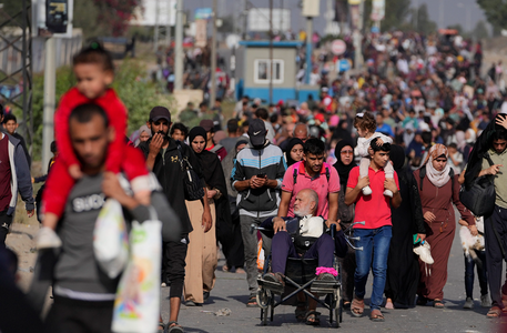 Zeci de mii de palestinieni au fugit pe jos din nordul Fâşiei Gaza