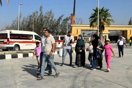 Evacuarea străinilor şi răniţilor din Fâşia Gaza, prin punctul de trecerea frontierei Rafah, reluată după o nouă suspendare din cauza Israelului, care refuza să aprobe lista răniţilor trimisă de Hamas în Egipt