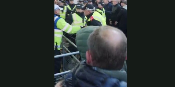 Poliţia londoneză s-a încăierat cu protestatari de extremă-dreapta în apropierea unui miting pro-palestinian - VIDEO