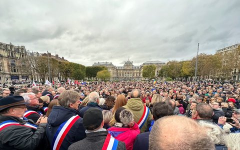 Marşul din Franţa pentru denunţarea antisemitismului s-a desfăşurat fără incidente, deşi a fost marcat de polemici. Peste 100.000 de persoane au manifestat alături de politicieni, inclusiv de extremă dreaptă. Emmanuel Macron nu a participat