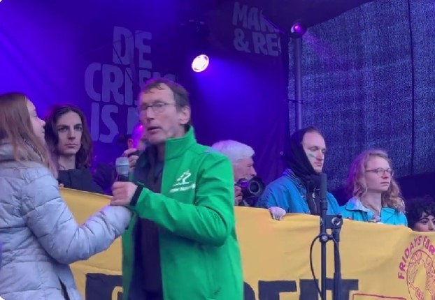 Un bărbat i-a luat microfonul Gretei Thunberg şi a mustrat-o pentru mesajele pro-palestiniene la un miting pentru climă - VIDEO