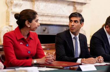 Rishi Sunak o demite pe Suella Braverman, ministrul său de Interne, după ce critică poliţia. Ea urmează că fie înlocuită cu James Cleverly. Speculaţii cu privire la intrarea fostului premier David Cameron în Guvern