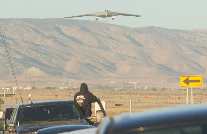Un nou bombardier american invizibil pe radar, B-21 ”Raider”, efectuează primul zbor inaugural, în Deşertul Mojave, în California. El urmează să intre în serviciu către 2027