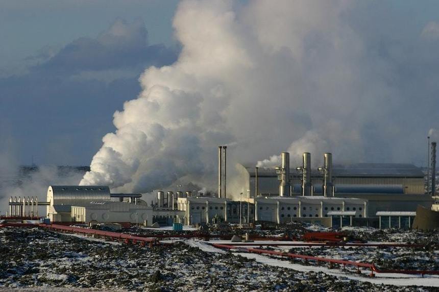 Ameninţată de o erupţie vulcanică, Islanda construieşte un zid pentru a-şi proteja centrala electrică geotermală