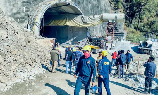 India – Echipele de salvare nu au reuşit să ajungă încă la cei 40 de muncitori blocaţi după surparea unui tunel / Ei primesc apă, hrană şi aer printr-o conductă
