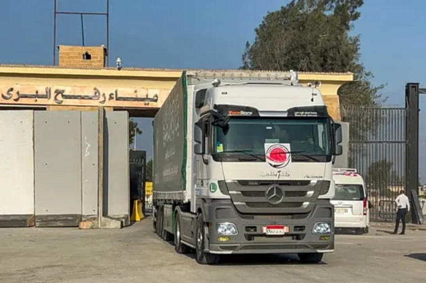 Un camion cu carburant, autorizat pentru prima oară de la începutul războiului de către Israel să intre în Fâşia Gaza