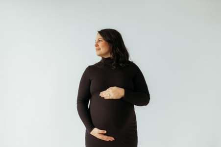 O americancă din Alabama, Kelsey Hatcher, născută cu două utere, poartă câte un făt în fiecare,o şansă la 50 de milioane
