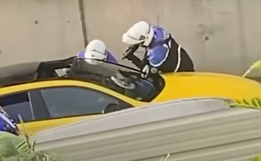 Poliţistul inculpat cu privire la moartea lui Nahel, un minor ucis cu un glonţ în cap la un control rutier la Nanterre, eliberat sub control judiciar