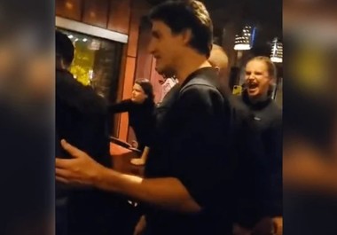 100 de poliţişti canadieni au dispersat 250 de protestatari care veniseră la restaurantul unde lua masa Justin Trudeau. Premierul a fost evacuat din local sub escortă - VIDEO
