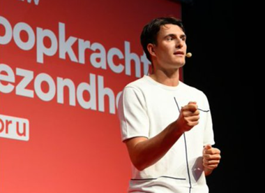 Liderul socialiştilor flamanzi, Conner Rousseau, în vârstă de 31 de ani, obligat să viziteze un memorial al Holocaustului în urma unor declaraţii rasiste despre ”romi şi alţi ţigani” pentru a evita un proces