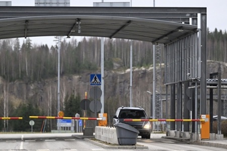 Zeci de migranţi aşteaptă la graniţa dintre Rusia şi Finlanda după ce Helsinki a blocat trecerea frontierei