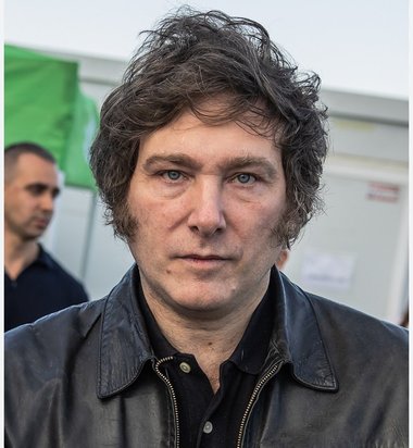 I se spune "Trump de Argentina” şi e poreclit "Perucă". Cine este Javier Milei şi cum a ajuns de la comentator TV la preşedintele ţării. Şi-a clonat câinele şi susţine că el i-a transmis printr-un medium să candideze - VIDEO
