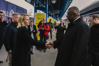 Vizită surpriză la Kiev a şefului Pentagonului