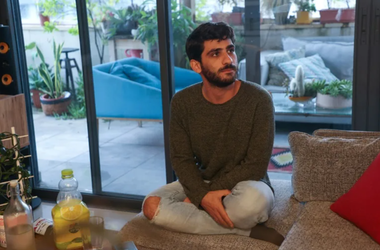 Moartea ca erou a unui militar gay schimbă legea în Israel. Knessetul acordă drepturi egale concubinilor heterosexuali şi homosexuali, după lupta lui Omer Ohana, partenerul căpitanului Sagi Golan, ucis la Beeri după atacul de la 7 octombrie