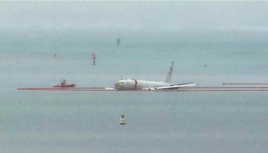 Un avion al Marinei americane a ratat pista de aterizare şi s-a prăbuşit în apă în largul unei insule din Hawaii
