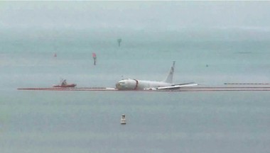 Un avion al Marinei americane a ratat pista de aterizare şi s-a prăbuşit în apă în largul unei insule din Hawaii